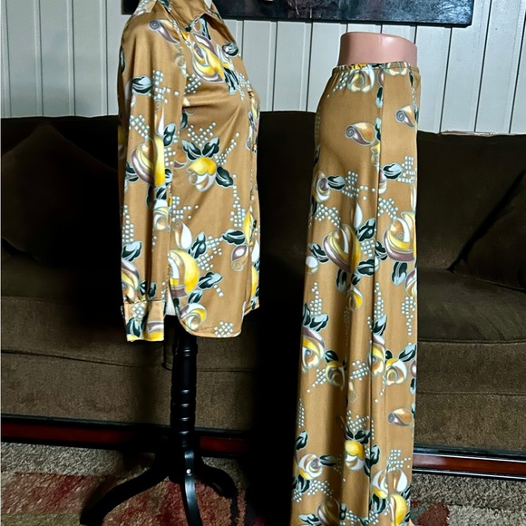 Neiman Marcus (Leslie J) •Medium • Brown/Yellow •Floral • 3 Piece •Blouse/Pants - Picture 4 of 16